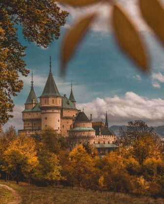 Autumn Hued Bojnice Castle Phone Hc6z8vnk3ig95z8t Wallpaper