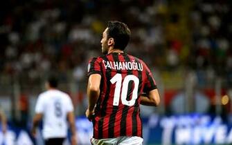 Wallpaper Hakan Calhanoglu Ac Milan