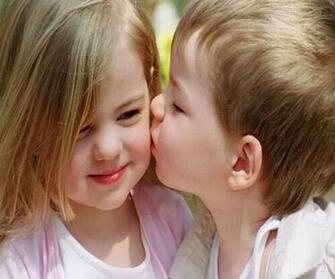 Kissing Wallpaper HD Image