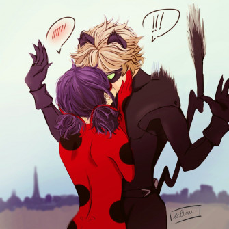 A Little Kiss Chat Miraculous Ladybug Wallpaper