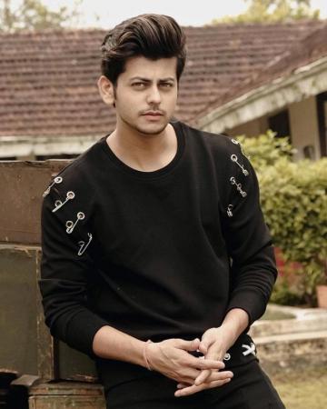 Abhishek Nigam In Hero Gayab Mode On New Serial Arya Ek Fan