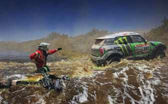 Dakar Rally Action Wallpaper