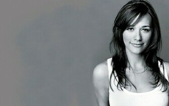 Rashida Jones White And Black Wallpaper
