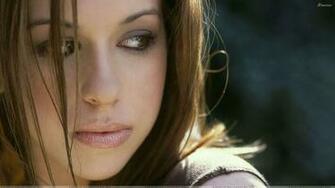 Lacey Chabert Looking Side And Wet Lips Face Closeup Wallpaper