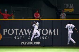 Lorenzo Cain Wins His First Gold Glove Award Brew Crew Ball