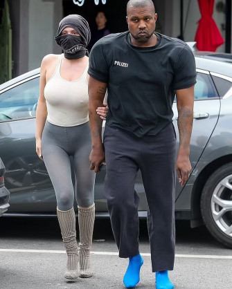 Bianca Censori And Kanye West Step Out For An Ice Cream Date Wallpaper