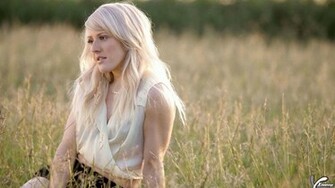 Ellie Goulding Sitting In The Crop Field Wallpaper