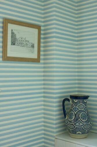 Horizontal Striped Wallpaper Going Sideways Rooms Look Fresher And