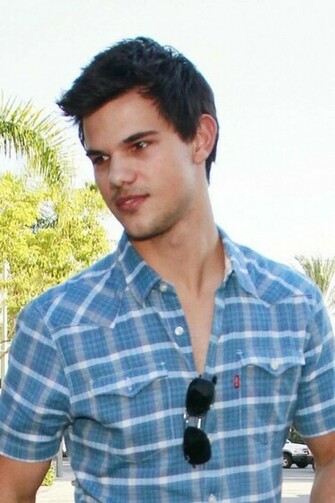 Taylor Lautner New Moon Premiere Red Carpet Photos