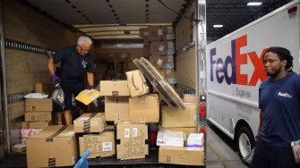 Man Checking Packages Fedex Tracking Mu8952mgq5hfn7iw Wallpaper