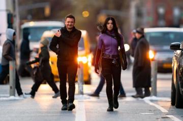 First Hawkeye Set Photos Hailee Steinfeld In Costume And Her Dog