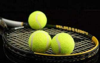 Met Tennisser In Actie Blauwe Bureaublad Achtergrond Tennisende