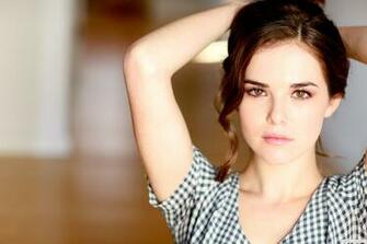 Zoey Deutch HD Desktop Wallpaper