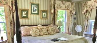 Romantic Bed Breakfast Suite For Vacation Getaways In Illinois
