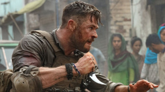 Chris Hemsworth Raises The Stakes In First Extraction Footage
