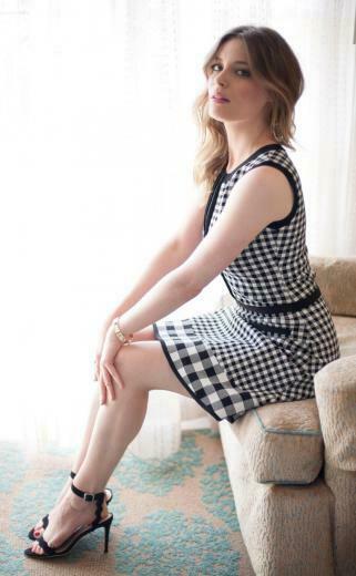Gillian Jacobs With Resolutions Pixel