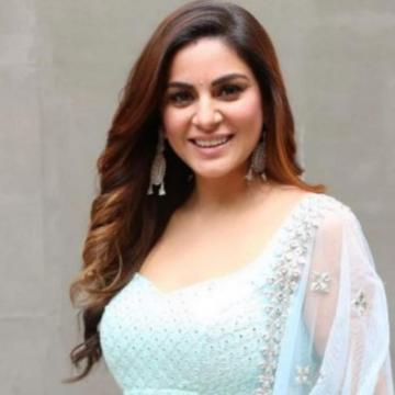 Kundali Bhagya Actress Shraddha Arya Looks Gorgeous In Light Blue