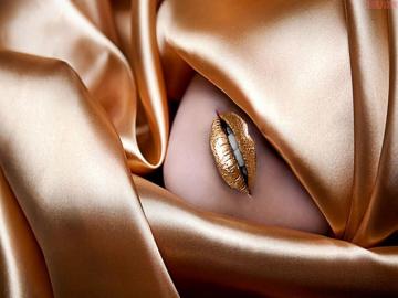 Let Your Lips Glitter With Golden Color Lip Shades