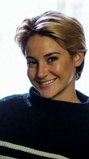 Smile Short Hair Actress Shailene Woodley Wallpaper