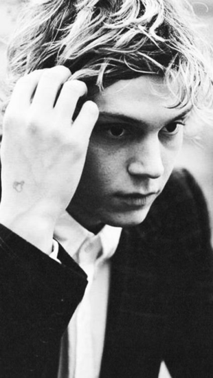 Evan Peters iPhone Wallpaper