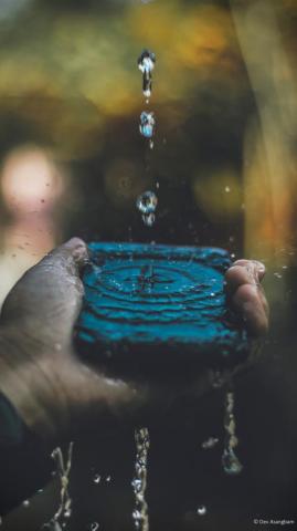 Hand Mobile Phone Water Splash 4k Ultra HD Wallpaper