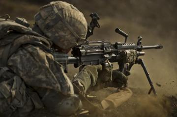Soldier Soldat Feldeinsatz Kampf Firing Gun Rifle Fn Herstal M249