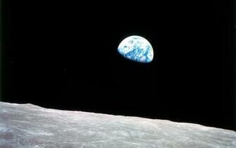 Spacex To Fly People Around Moon In Spaceflight