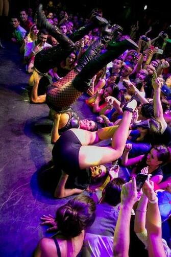 Ego Anitta Ganha Bolo De Anivers Rio Durante Show No