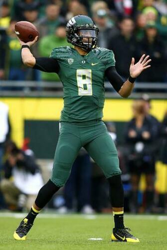 Marcus Mariota Background Enlarge