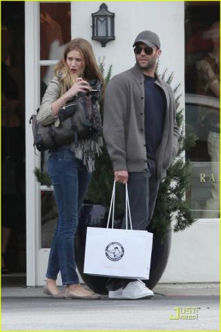 Rosie Huntington Whiteley Shopping Day With Jason Statham Photo