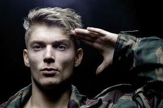 Hombre Saludo Militar Wallpaper