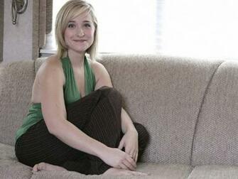 Allison Mack Smile Wallpaper Pictures