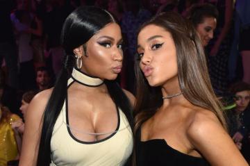 Vmas Ariana Grande Adjusted Nicki Minaj S Dress On Her Way