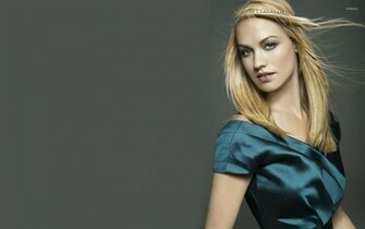 Yvonne Strahovski Wallpaper Celebrity
