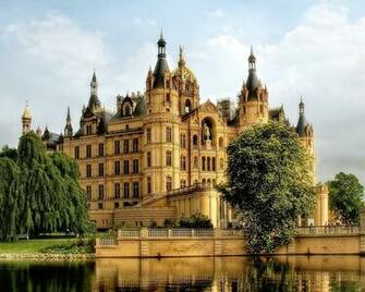 German House Castle Classic Wallpaper Desktop