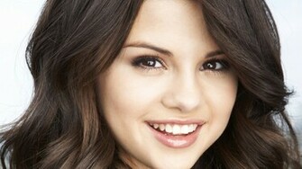 Selena Gomez Pretty Face Portrait Wallpaper In Celebrities