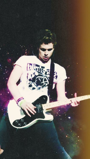 Luke Hemmings Wallpaper Imgkid The Image Kid