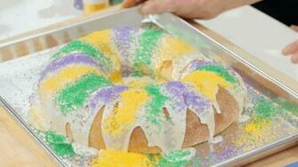Make A Mardi Gras King Cake Southern Living