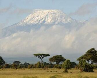 Kilimanjaro Wallpaper High Resolution Xzwb9ke Wallpaperexpert