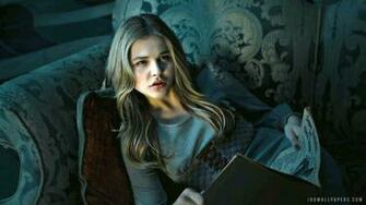 Description Chloe Grace Moretz In Dark Shadows Wallpaper