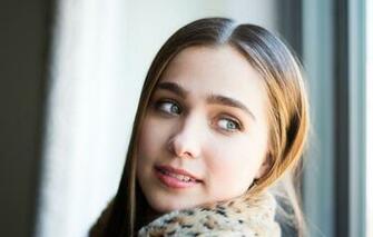 Wallpaper Girl Actress Haley Lu Richardson Image For Desktop