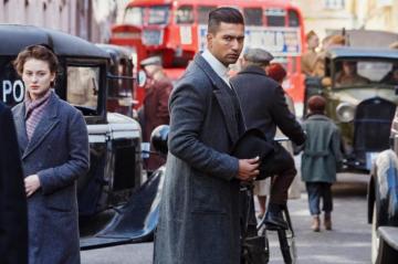 A Clean Shaven Vicky Kaushal Puts Up An Intense Expression In