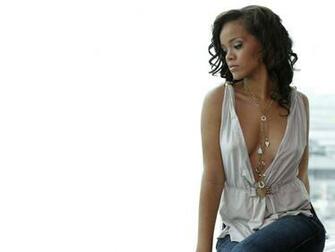 Rihanna Smile Shoulders Face Look Wallpaper