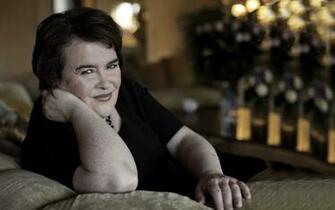 Wallpaper Susan Boyle Elbow Look Sofa Room
