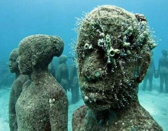 1underwatersculpture5closeupholdinghandsjason De Caires