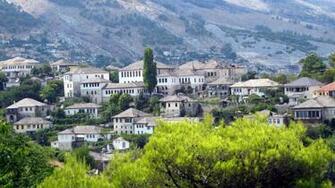 File Old Houses Of Gjirokast R With Mountains In The Background