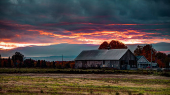 Farmhouse In An Empty Field Xtsv6im6nf81jwc8 Wallpaper