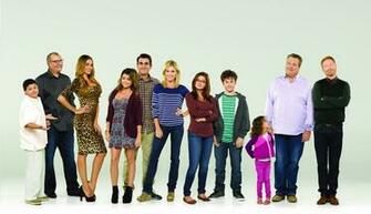 Modern Family Comedy Series Wallpaper Background