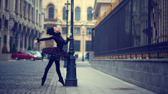 Ballerina Dancer City Pose Photography L1cb3a1c5ri3yw4l Wallpaper