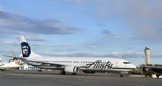 Alaska Airlines First Boeing 900er N402as Is Seen At Seattle